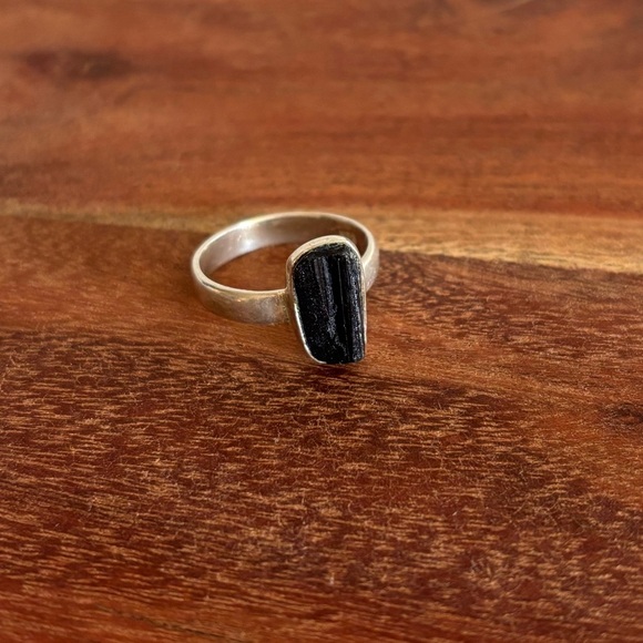 925 Sterling Silver Raw Black Tourmaline Ring Size 7.5 Boho Goth BM Jewelry - Picture 1 of 7